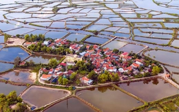 Ngôi làng độc đáo như 'ốc đảo' ngủ quên