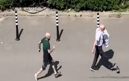 Pha xử lý cao tay khi đối thủ ném dép về phía mình