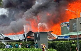 Nhà xưởng rộng hàng ngàn m² bốc cháy dữ dội lúc giữa trưa
