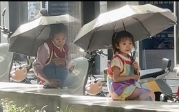 Video cụ bà chơi trò tuổi thơ gây sốt mạng xã hội