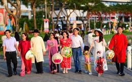 Hiếu trong nhà ra xã hội