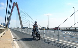 Cầu Nhật Tân được dựng rào chắn, tách riêng làn ô tô và xe máy