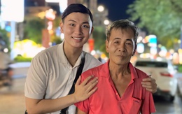 Cuộc hội ngộ xúc động của cậu học trò và thầy giáo cũ đang nhặt ve chai