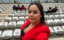 Fan ngỡ ngàng người mẫu Playboy Larissa Riquelme làm bình luận viên bóng đá