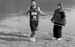 Cô gái cay cú khi bị bạn trai nhại lại cách tạo dáng