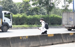 Sinh viên bất chấp băng qua đường Võ Nguyên Giáp để đến trường gần hơn