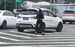 Trung Quốc: Nữ tài xế bất ngờ dừng xe ngay lối vào cao tốc rồi… ung dung đứng lắc vòng