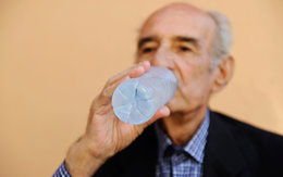 Thói quen uống ít nước ảnh hưởng thế nào đến sức khỏe, đặc biệt ở người cao tuổi?