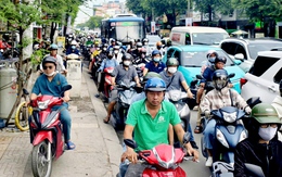 Xe chạy lên vỉa hè, đến đoạn hết đi được lại chen xuống trước xe đang chờ, sao mà không kẹt