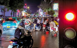 Đèn đỏ 'trêu ngươi' 30 phút trên đường Nơ Trang Long