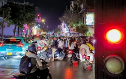 Vượt đèn đỏ 'đứng hình' 30 phút trên đường Nơ Trang Long có bị phạt?