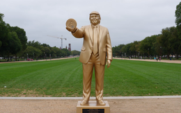 Tượng vàng ông Trump cầm bitcoin dựng trước trụ sở Quốc hội Mỹ