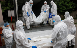 Dòng thi thể binh sĩ liên tục trở về, Ukraine căng mình nhận dạng