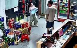 Giận chồng, vợ tự bê bình nước cho 'bõ tức'
