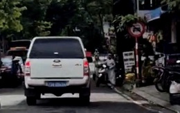 Xe biển xanh vào đường cấm bị dân quay clip, chủ xe nói là ‘sự cố ngoài ý muốn’