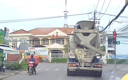 Lập biên bản tài xế xe bồn vượt đèn đỏ tại giao lộ ở xã Bình Mỹ, TP.HCM