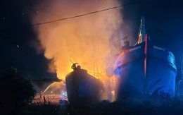 Tàu cá đang neo đậu để sửa chữa bốc cháy dữ dội trong đêm mưa