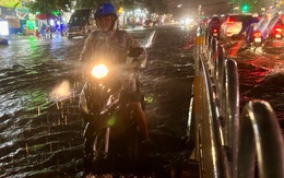Mưa lớn gần 2 tiếng, nhiều tuyến đường tây TP.HCM ngập sâu, xe chết máy hàng loạt
