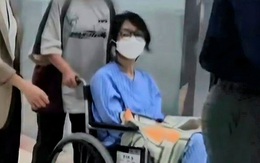 Cựu đệ nhất phu nhân Hàn Quốc lúc sa cơ: đeo vòng điện tử ở cổ chân và ngồi xe lăn