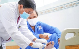 Mảnh nhựa 1cm 'đeo' thầy giáo hơn 2 tháng, bác sĩ gỡ bỏ