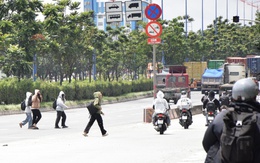Bị xử phạt, sinh viên vẫn đi bộ băng qua đường Võ Nguyên Giáp