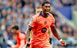 CĐV Man United đòi sa thải HLV Amorim khi Rashford rực sáng ở Barca