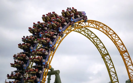 Va đập khi chơi tàu lượn phóng siêu tốc 100km/h ở Mỹ, du khách bất tỉnh và qua đời