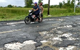 Đường Xuyên Á chi chít ổ gà, ổ voi, nỗi ám ảnh của người dân