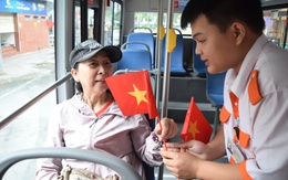 Khách đi xe buýt TP.HCM ngày 2-9 được nhận cờ Tổ quốc