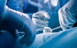 Mổ cắt bỏ khối u 'khủng' làm biến dạng mặt cô gái suốt 15 năm