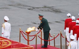 Xúc động hình ảnh vị tướng thắp sáng đài lửa truyền thống tại lễ diễu binh