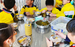 Trường tiểu học ở Đà Lạt tạm dừng bữa ăn bán trú sau tố cáo dùng thực phẩm bẩn