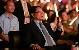 Thủ tướng Phạm Minh Chính cầm lightstick cùng 20.000 khán giả cổ vũ V Fest - Vietnam Today