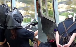 Quê một cục vì bị khách bắt gặp khoảnh khắc không thể mắc cỡ hơn