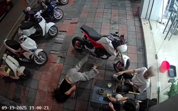 Cô gái mặc quần ống rộng ngã cắm đầu khi xuống mô tô