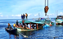 Dùng cẩu 80 tấn vớt tàu chìm trên biển Cà Mau