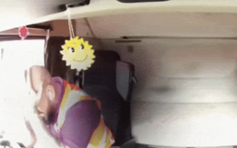 U là trời, tài xế vừa lái xe vừa xem ảnh 18+?!