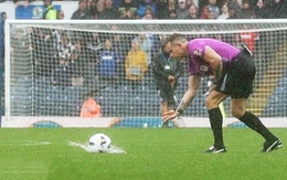 Trận Blackburn - Ipswich dừng ở phút 79 vì sân ngập nước