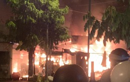 Cháy nhiều ki ốt trước chợ Xuân Thới Sơn, nhiều hàng hóa bị thiêu rụi