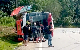Xe khách lật trên quốc lộ 14, người dân đập cửa cứu 20 hành khách