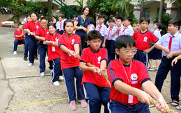 Cấm điện thoại trong giờ ra chơi, cấm luôn trong trường học được không?