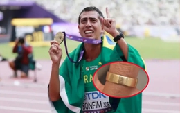 Nhà vô địch đi bộ thế giới tìm lại được nhẫn cưới mất trên đường đua