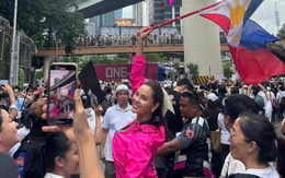 Hoa hậu Hoàn vũ Catriona Gray xuống đường biểu tình chống tham nhũng ở Philippines