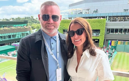 Wayne Rooney tiết lộ từng khóa cửa sổ nhốt vợ vì treo cờ Liverpool