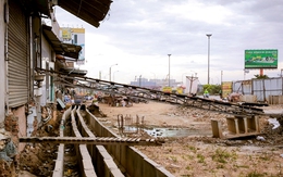 Chờ san lấp mặt bằng vành đai 3, dân ở nút giao Tân Vạn vẫn sống chung với ‘hào’ trước cửa