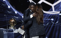 Mẹ lên dỗ khi Dembele bật khóc tại gala Quả bóng vàng