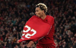 Tân binh 110 triệu USD của Liverpool lãnh thẻ đỏ ngớ ngẩn