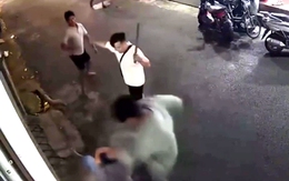 Công an đưa hai người đàn ông hành hung người khác ngất xỉu ở phường Tam Bình về trụ sở làm việc