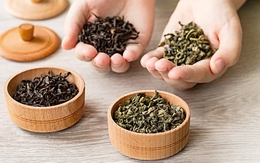 Uống trà đen hay trà xanh tốt hơn?