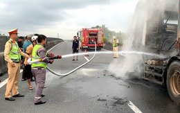Xe container bốc cháy dữ dội trên cao tốc Trung Lương - Mỹ Thuận